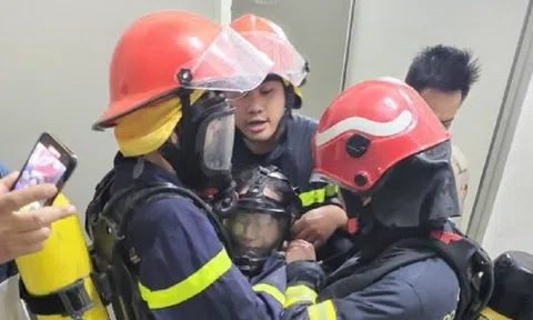 Kịp thời giải cứu 2 nạn nhân thoát khỏi đám cháy ở chung cư Victoria Văn Phú