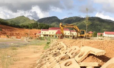 Cận cảnh sân vận động gần 15 tỷ đồng ở Quảng Nam mới hoàn thành đã hư hỏng