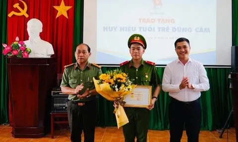 Bình Thuận: Trao huy hiệu Tuổi trẻ dũng cảm cho chiến sĩ công an cứu người