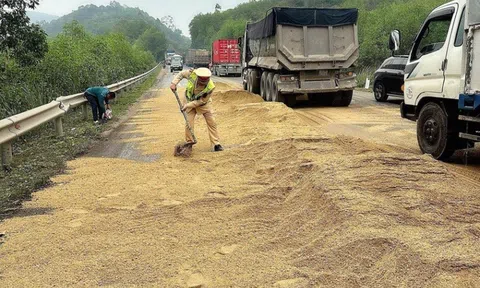 CSGT Nghệ An xúc cát ngăn dầu loang trên quốc lộ