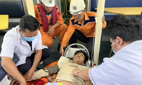 Cứu nạn khẩn cấp 1 ngư dân nghi bị viêm ruột thừa từ biển vào đất liền điều trị